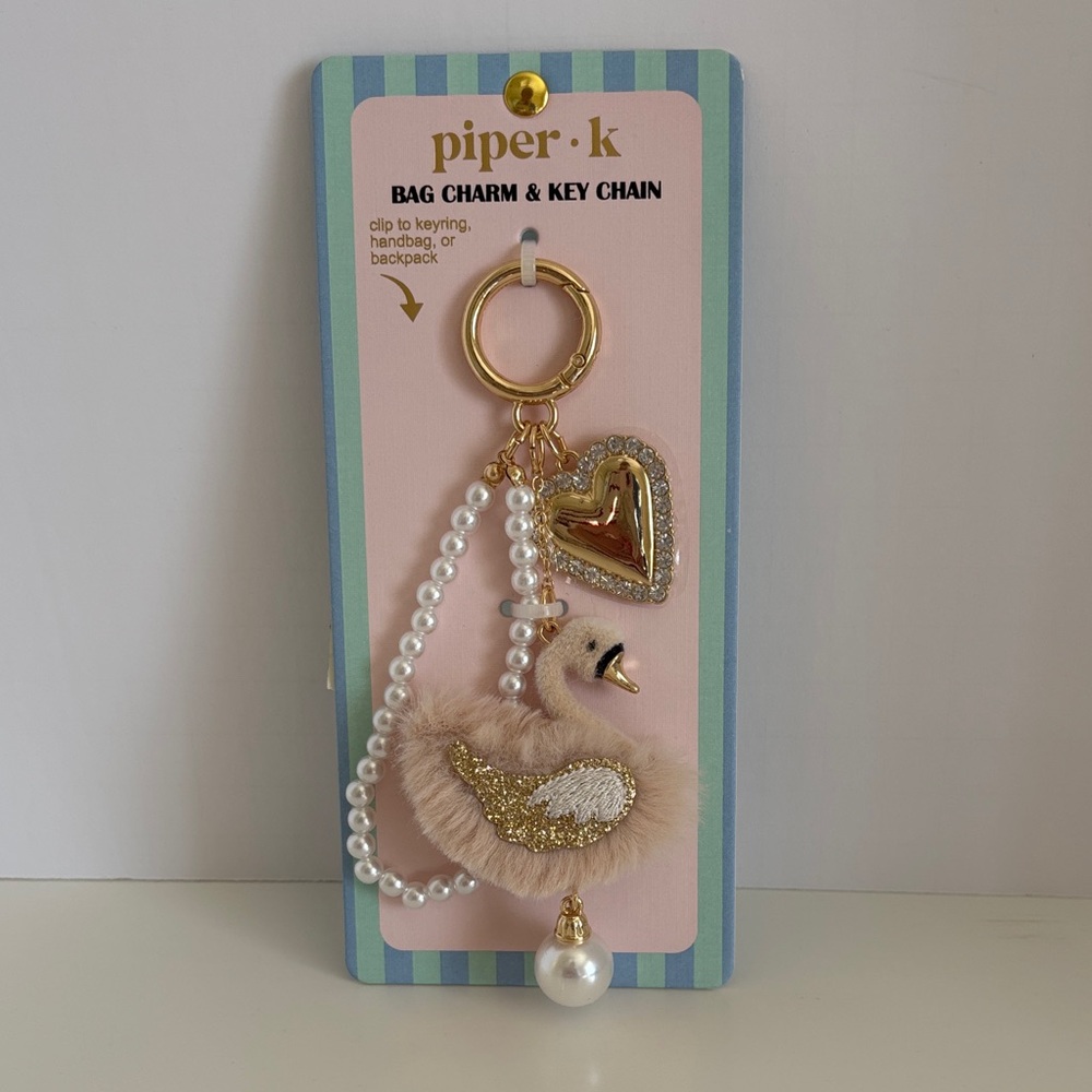 ☀️Piper-K Swan Keychain with Heart Charm
